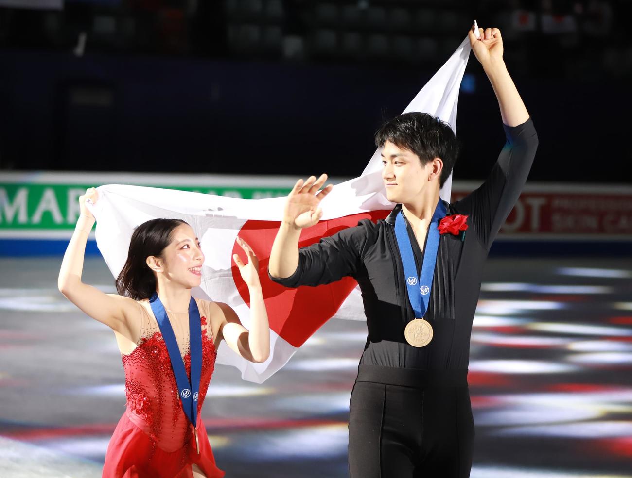 ペアで優勝し、表彰式中に笑い合う三浦璃来（左）木原龍一組（撮影・藤塚大輔）