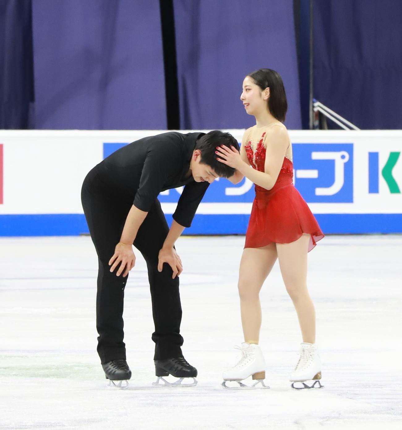 ペアフリーの演技後にたたえ合う木原龍一（左）三浦璃来組（撮影・藤塚大輔）