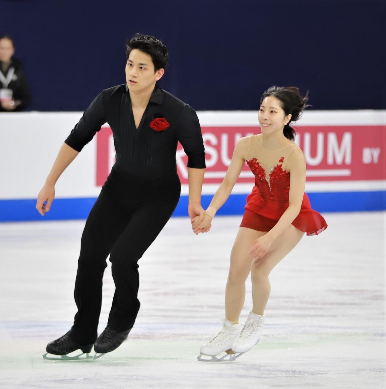 ペア・フリー当日の公式練習に参加した三浦璃来（右）木原龍一組（撮影・藤塚大輔）