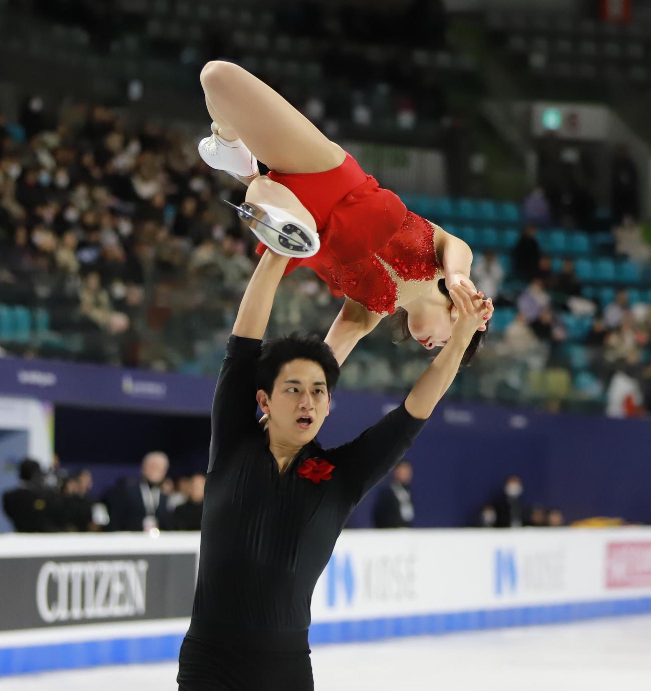 ペアフリーで演技を披露する三浦璃来（上）木原龍一組（撮影・藤塚大輔）