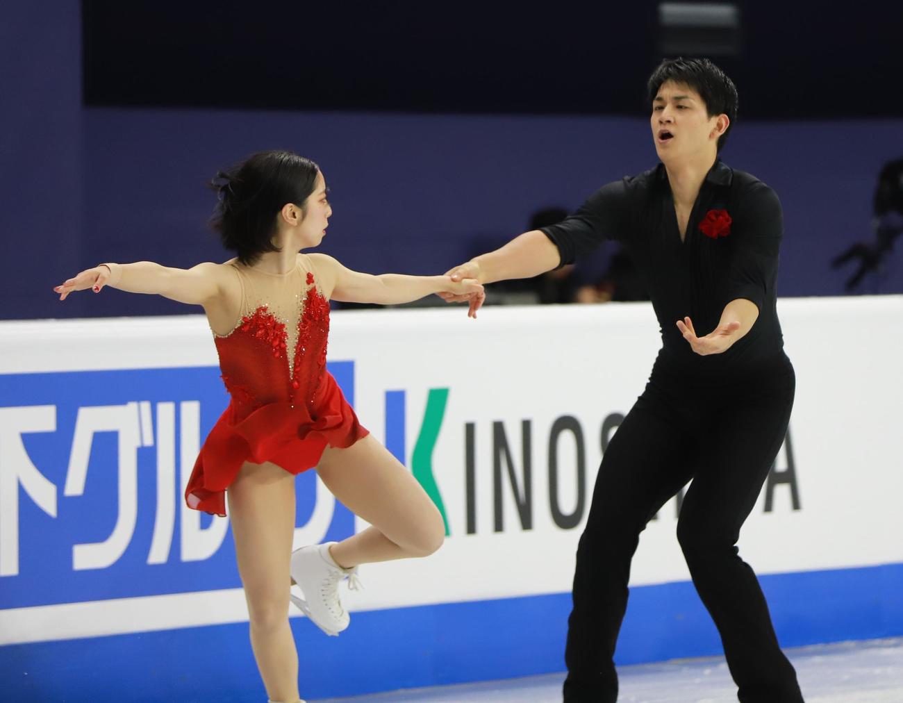 ペアフリーで演技を披露する三浦璃来（上）木原龍一組（撮影・藤塚大輔）