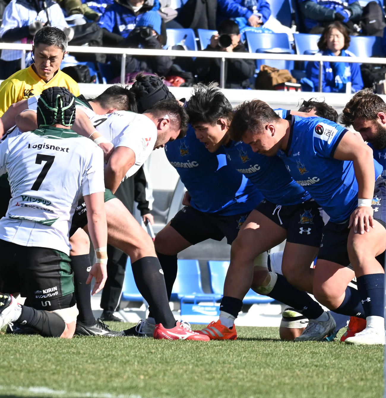 スクラムを組む埼玉の佐藤健次（中央）（撮影・飯岡大暉）