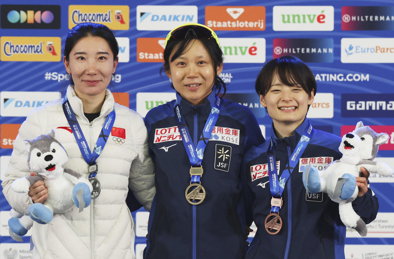 女子1000メートルで優勝した高木美帆（中央）。右は3位の山田梨央（共同）