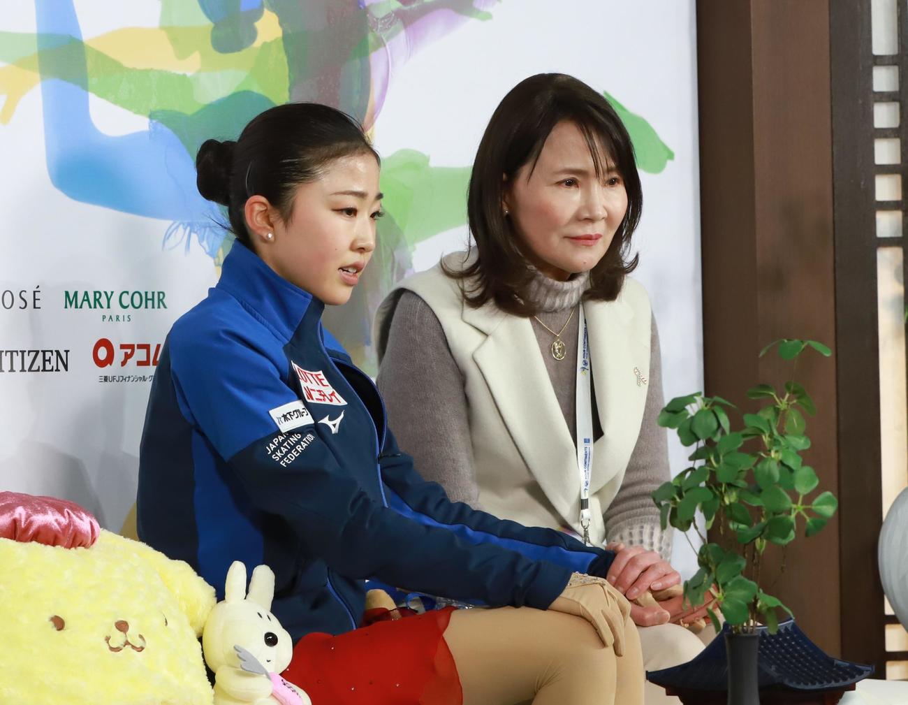 女子フリーのキス・アンド・クライで得点を待つ千葉百音（左）と濱田美栄コーチ（撮影・藤塚大輔）