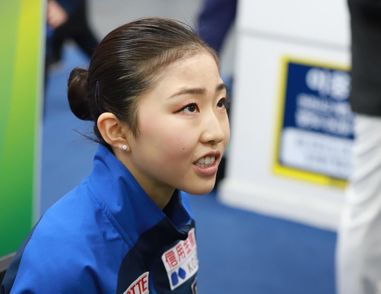 女子フリー後にいすに座りながら取材に応じる千葉百音（撮影・藤塚大輔）