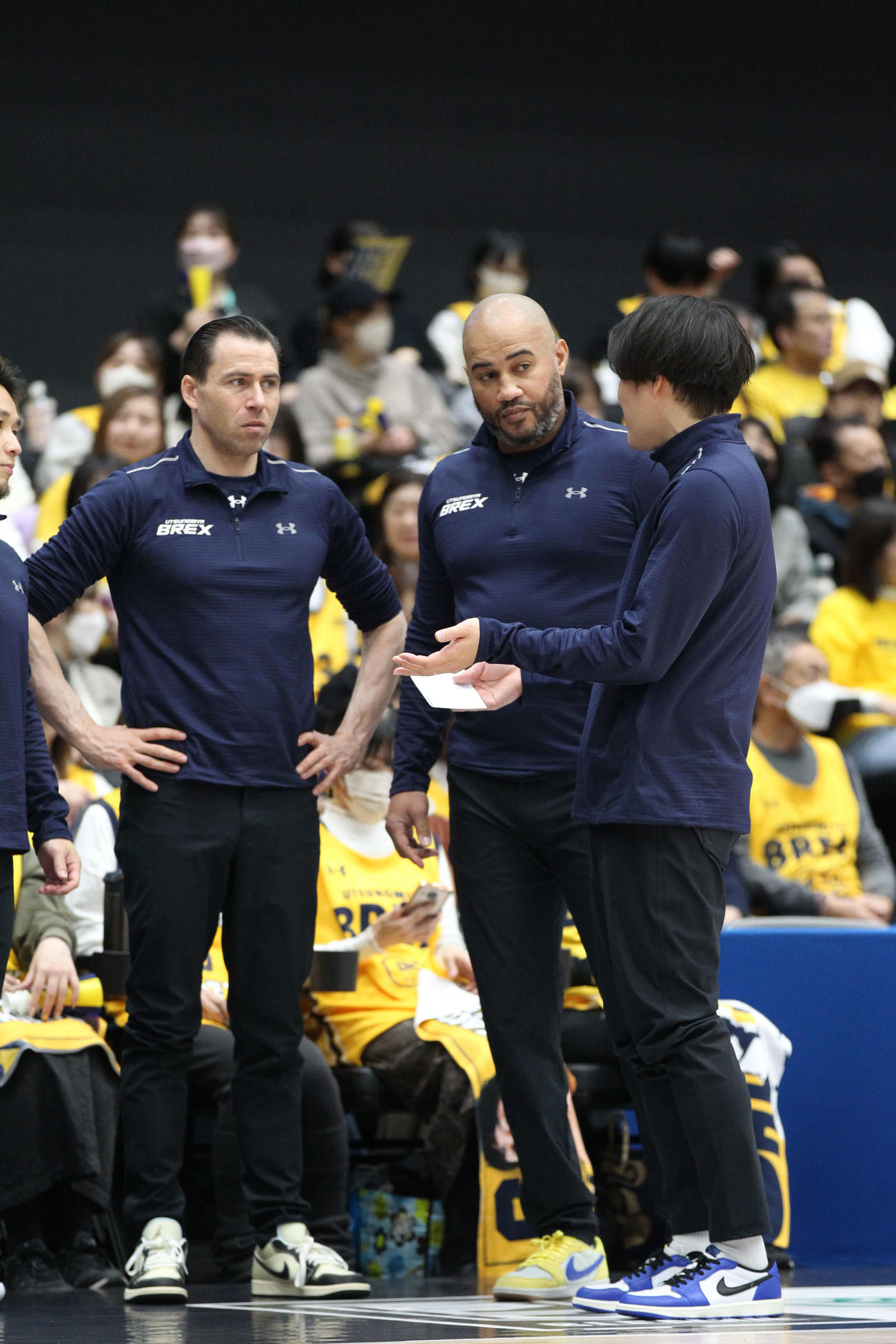 24日に逝去した宇都宮のケビン・ブラスウェルHC（中）。左はジーコ・コロネルHC代行