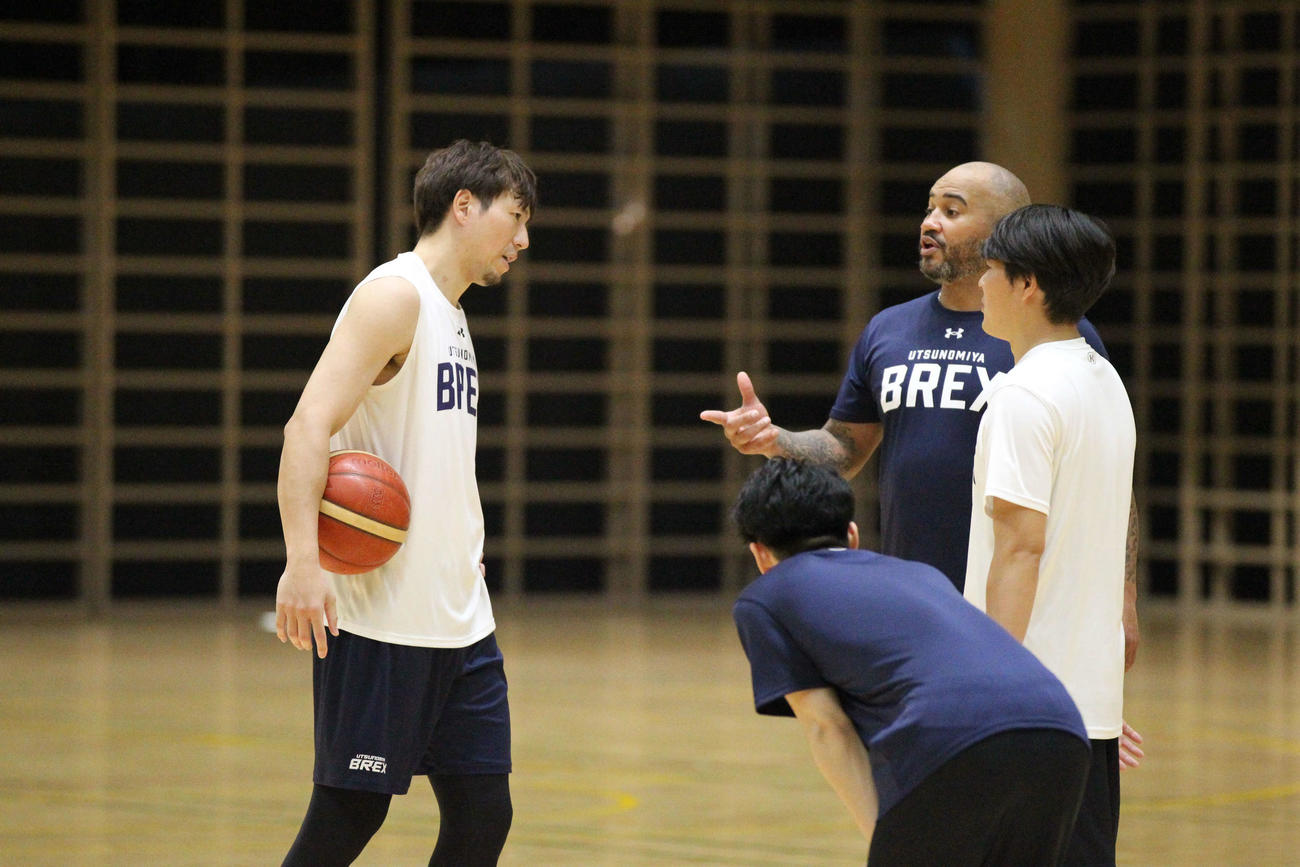 24日に逝去した宇都宮のケビン・ブラスウェルHC（中）。左は比江島慎