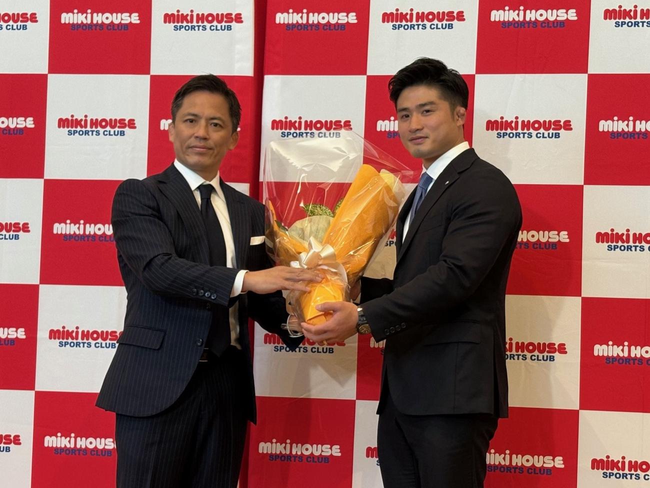 引退会見で野村忠宏GMから花束を受け取る柔道の丸山城志郎