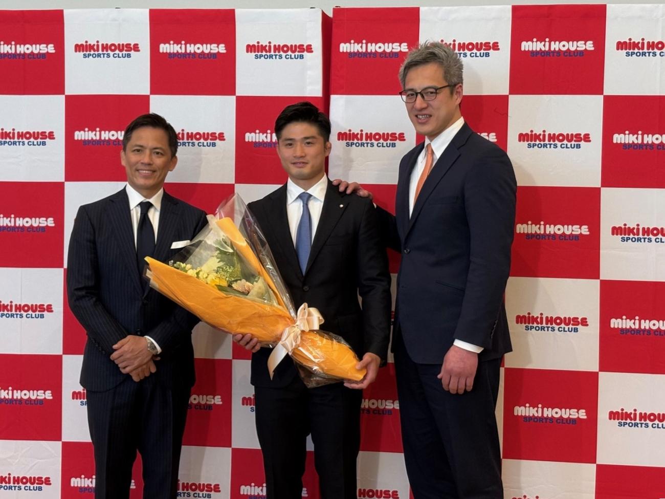 引退会見で野村忠宏GM（左）、天理大の穴井隆将監督（右）と記念撮影する丸山城志郎