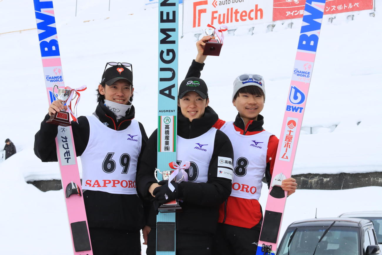 男子で優勝した小林潤（中央）。左は2位竹内、右は3位竹花（撮影・保坂果那）