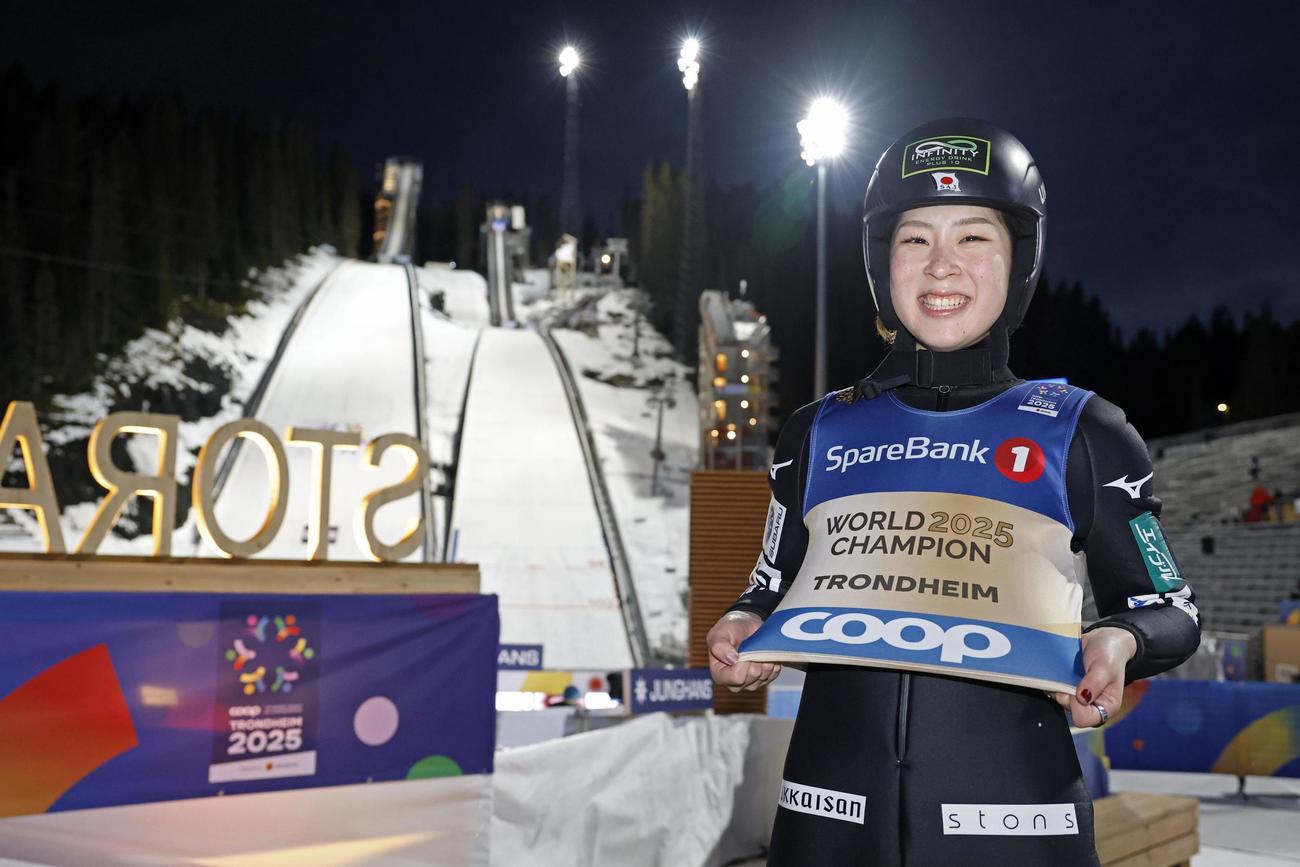 ノルディックスキー複合女子で優勝し、写真に納まる葛西優奈（共同）