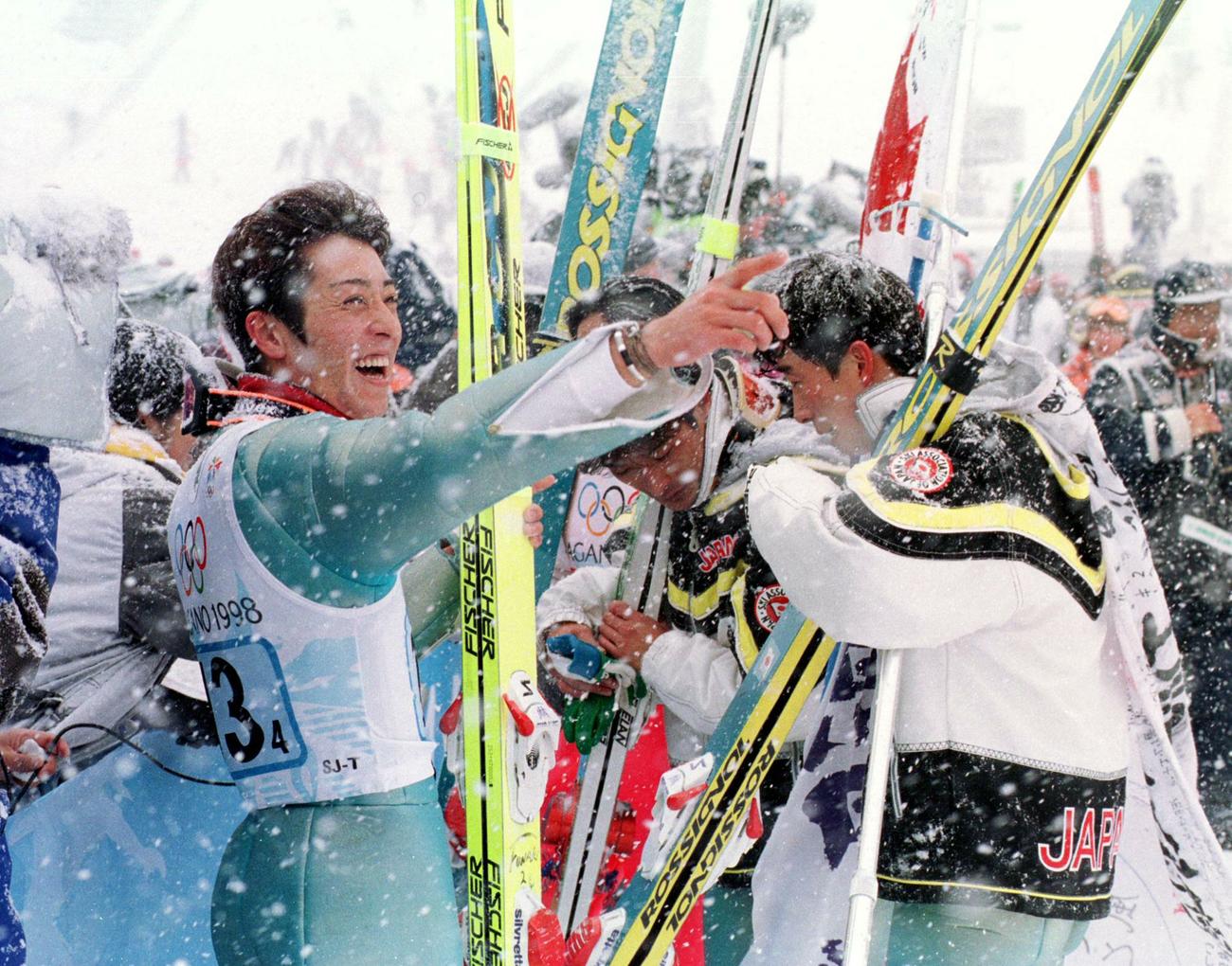 長野五輪ジャンプ団体で金メダルを獲得し満面の笑みをみせる船木和喜（左）と涙を見せる原田雅彦（右）（1998年2月17日）
