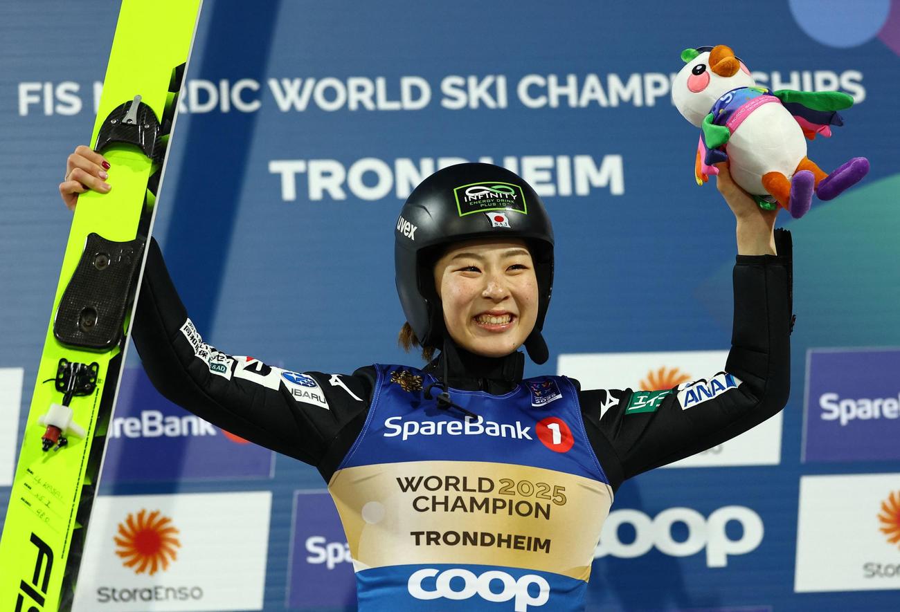 ノルディック世界選手権の複合女子で優勝し表彰台で喜ぶ葛西優奈＝トロンヘイム（ロイター）