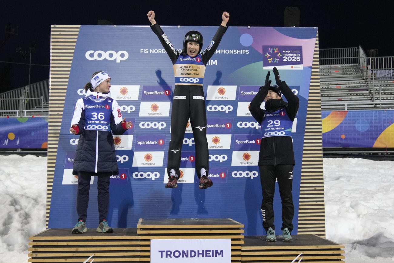 ノルディック世界選手権の複合女子で優勝し表彰台で跳びはねて喜ぶ葛西優奈（中央）。右は3位となった葛西春香＝トロンヘイム（AP）