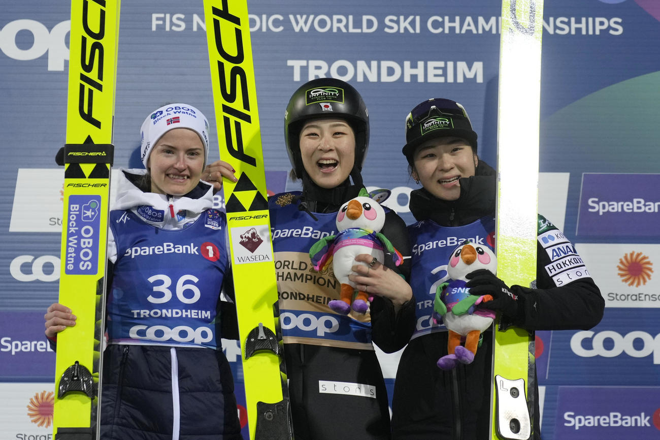 ノルディック世界選手権の複合女子で優勝し表彰台で喜ぶ葛西優奈（中央）と葛西春香（右）＝トロンヘイム（AP）