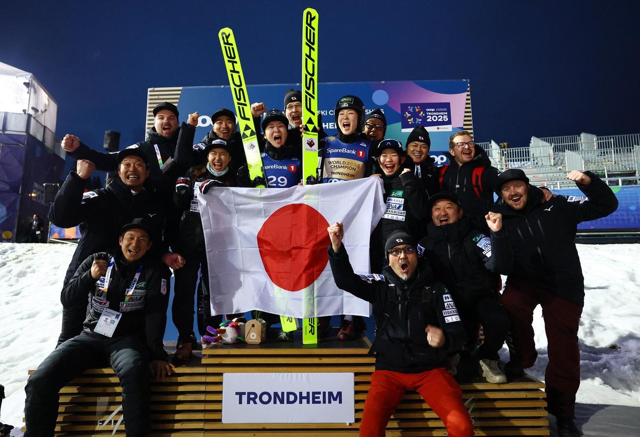 ノルディック世界選手権の複合女子で優勝した葛西優奈と3位となった葛西春香を祝福する日本チーム＝トロンヘイム（ロイター）