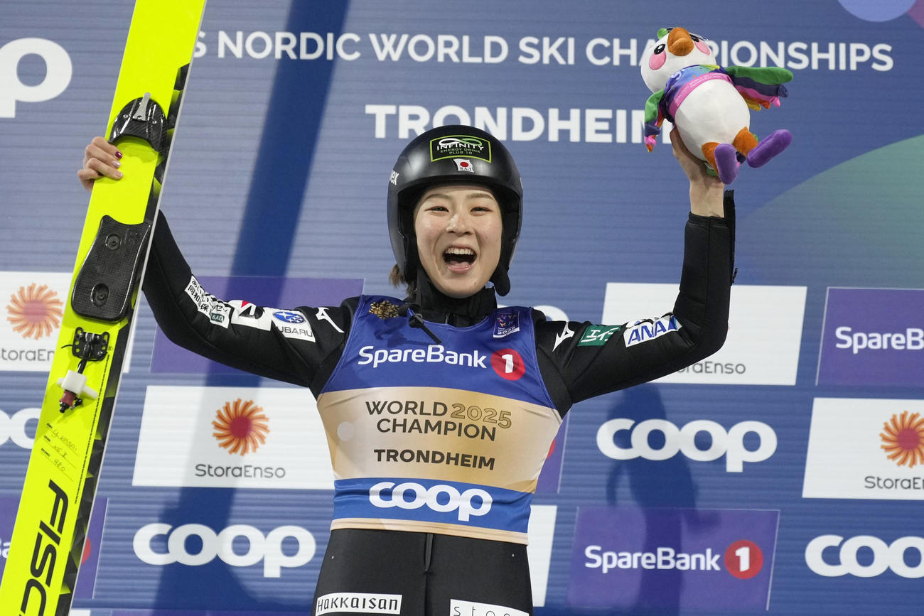 ノルディック世界選手権の複合女子で優勝し表彰台で喜ぶ葛西優奈＝トロンヘイム（AP）
