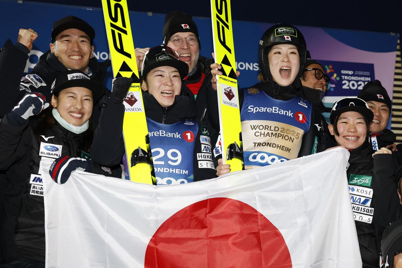 ノルディック世界選手権の複合女子で優勝し記念写真に納まる葛西優奈（手前中央右）と3位に入った双子の妹の春香（同左）＝トロンヘイム（共同）