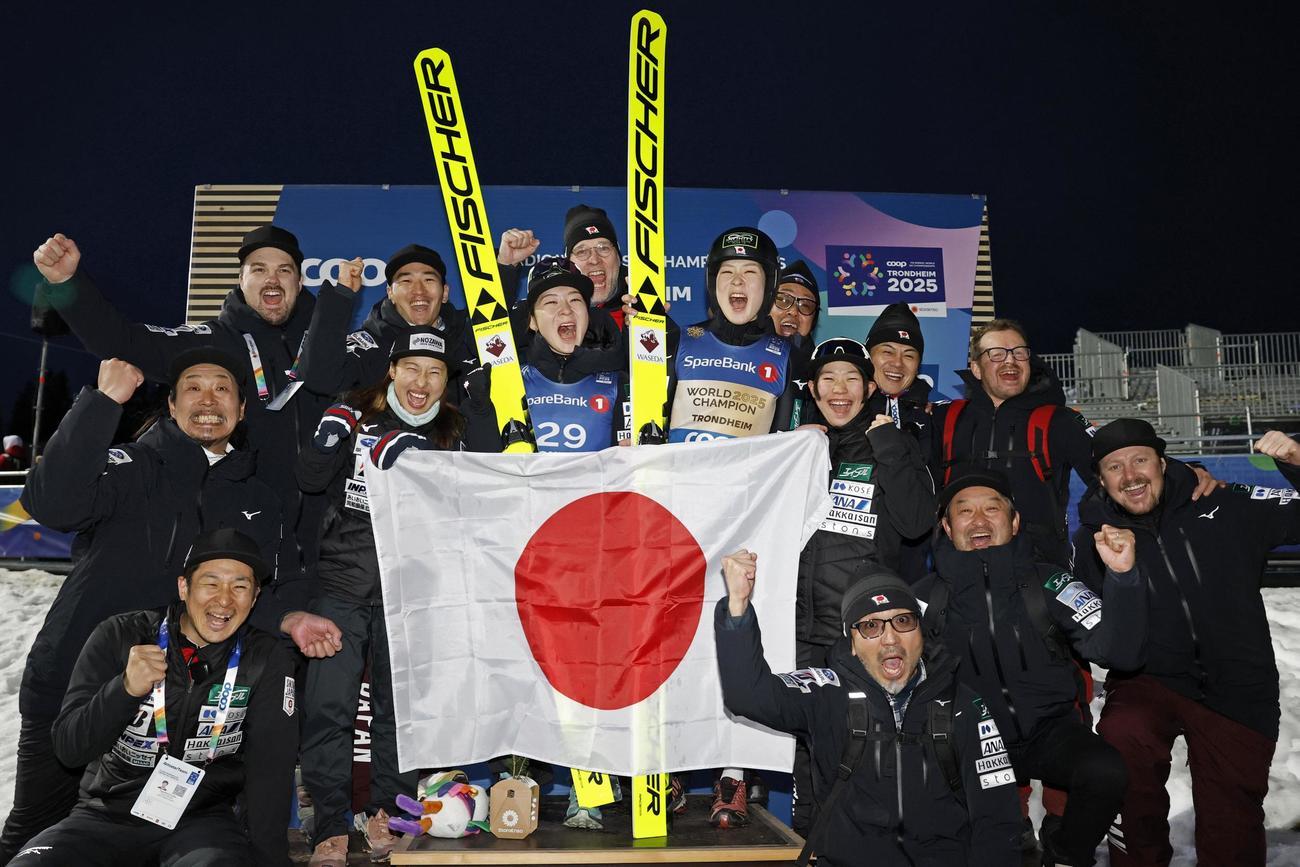 ノルディック世界選手権の複合女子で優勝し記念写真に納まる葛西優奈（中央右）と3位に入った双子の妹の春香（同左）＝トロンヘイム（共同）