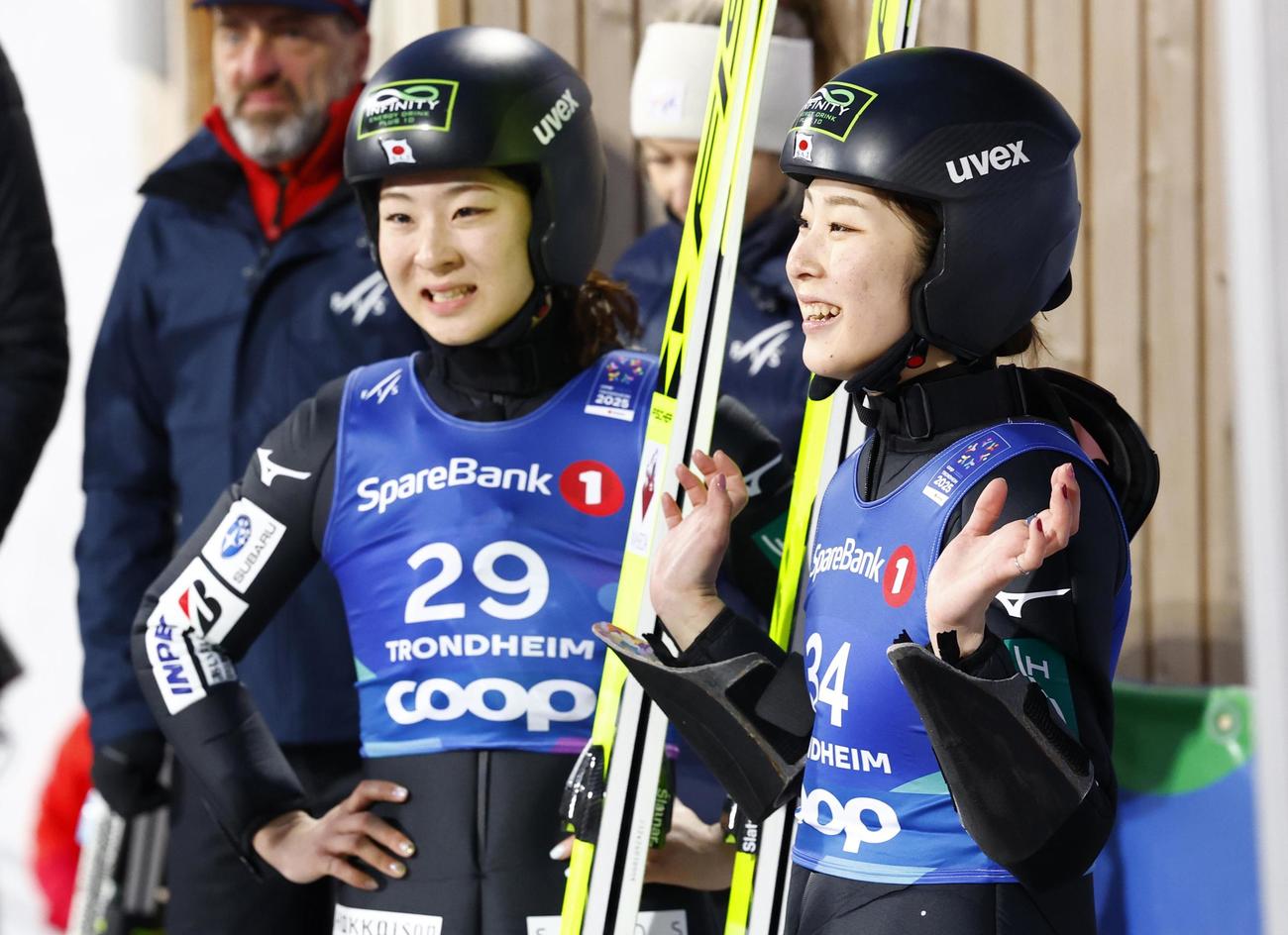 ノルディック世界選手権の複合女子で優勝を決め、笑顔の葛西優奈（右）と3位に入った春香＝トロンヘイム（共同）
