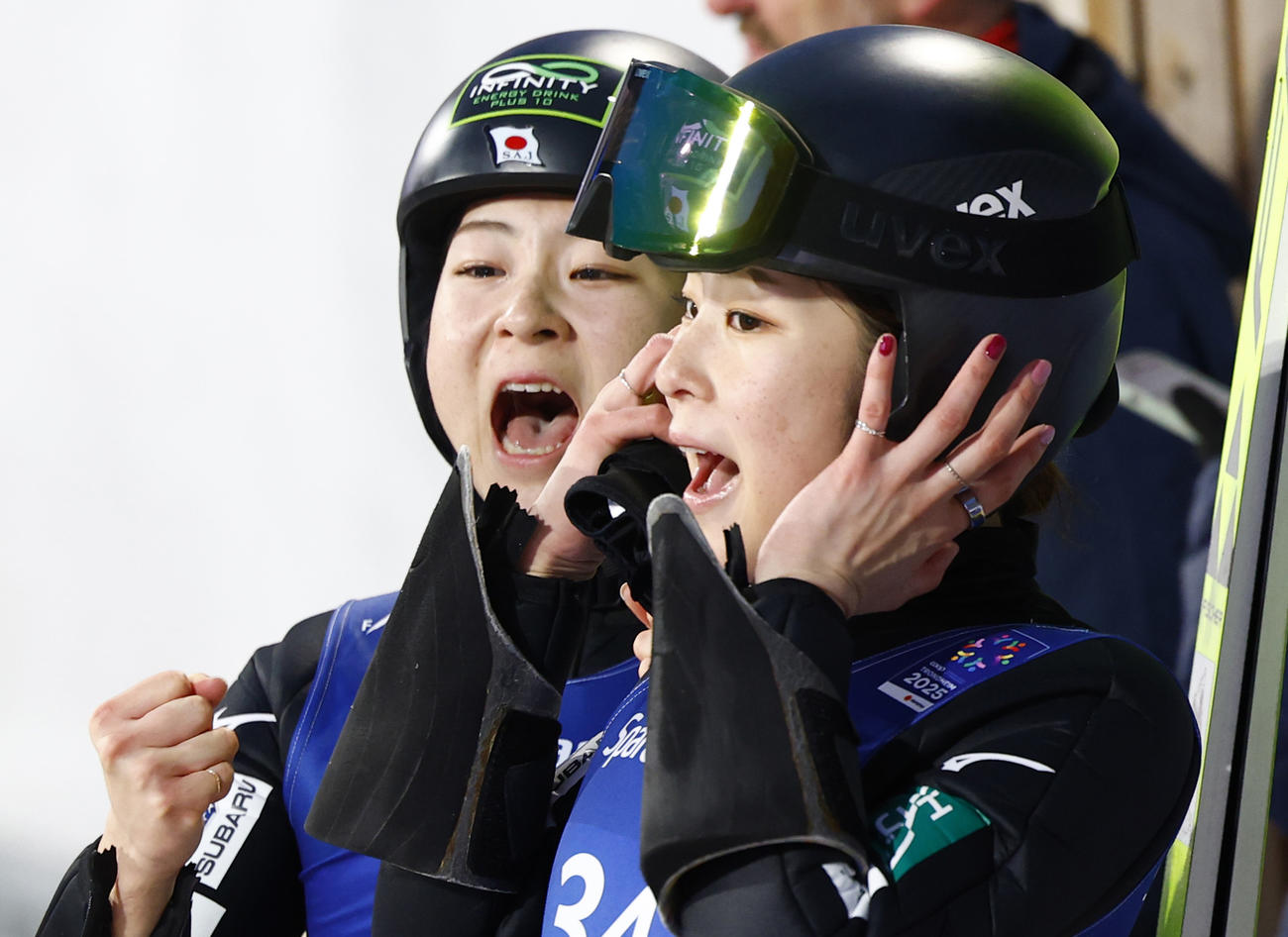 ノルディック世界選手権の複合女子の後半飛躍を終え、喜ぶ葛西優奈（右）と春香。姉妹でメダルを獲得した＝トロンヘイム（共同）