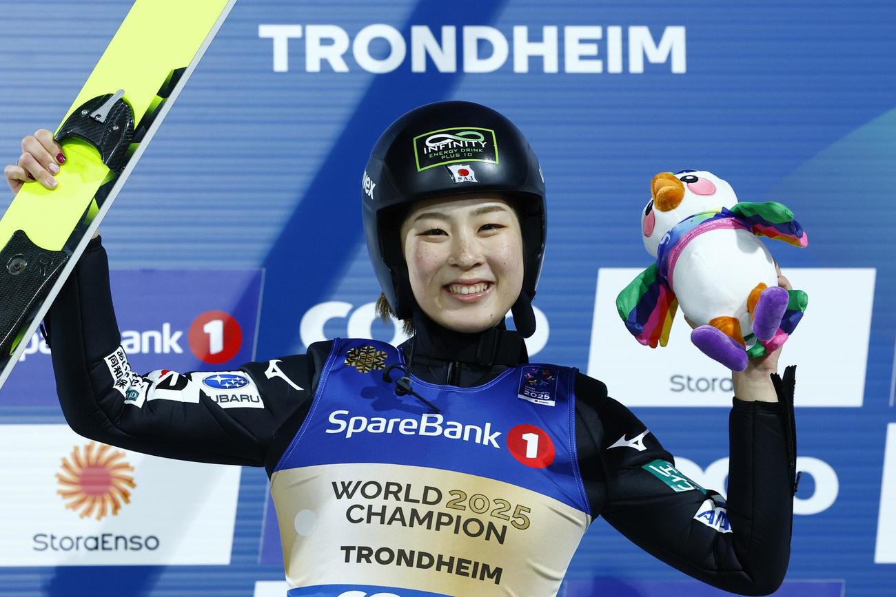 ノルディック世界選手権の複合女子で優勝し、笑顔の葛西優奈＝トロンヘイム（共同）