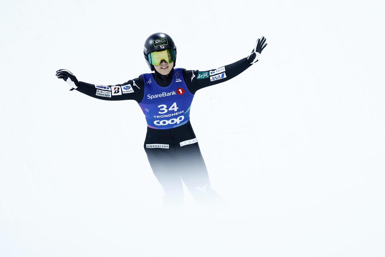 ノルディック世界選手権の複合女子の後半飛躍で着地する葛西優奈。初優勝を果たした＝トロンヘイム（共同）