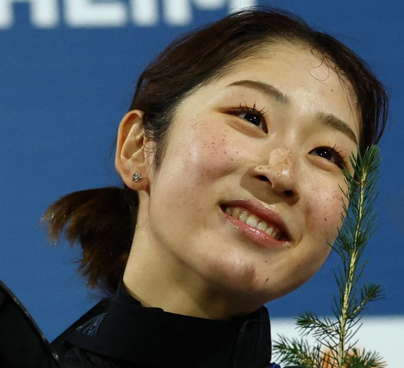 ノルディック世界選手権の複合女子で優勝し表彰台で喜ぶ葛西優奈＝トロンヘイム（ロイター）