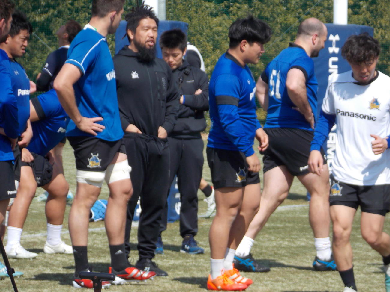 神戸戦に向けての練習でスクラムに取り組む埼玉フッカー佐藤健次（右から3人目）と、見守る堀江翔太アンバサダー（同5人目）（撮影・松本航）
