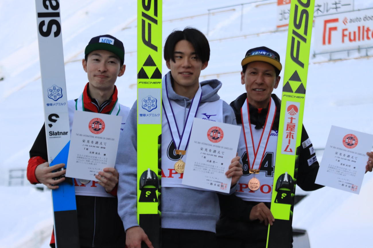 男子で優勝した佐藤慧（中央）。左は2位池田、右は3位葛西（撮影・保坂果那）