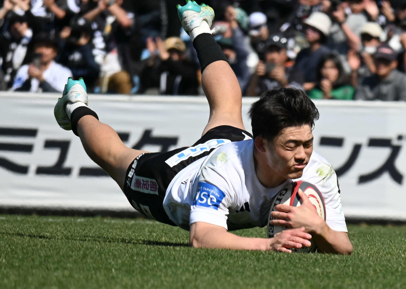 前半、自陣から独走しトライを決めるBR東京の中楠（撮影・飯岡大暉）