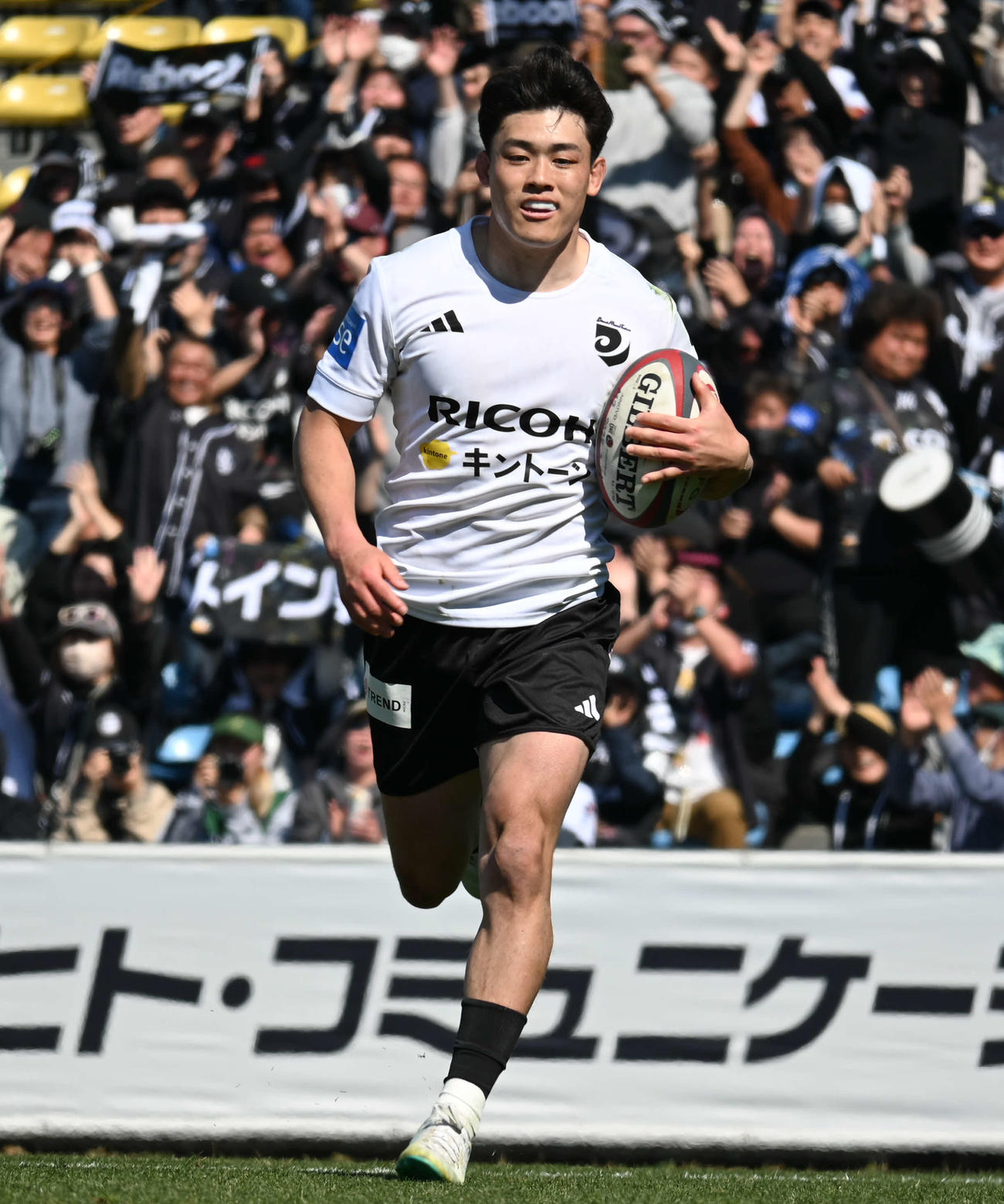 前半、自陣から独走しトライを決めるBR東京の中楠（撮影・飯岡大暉）