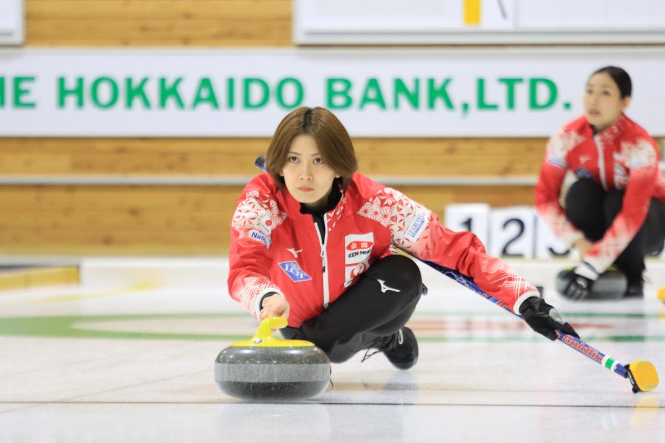 カーリング世界選手権に向けて練習する女子日本代表フォルティウスの吉村（撮影・保坂果那）