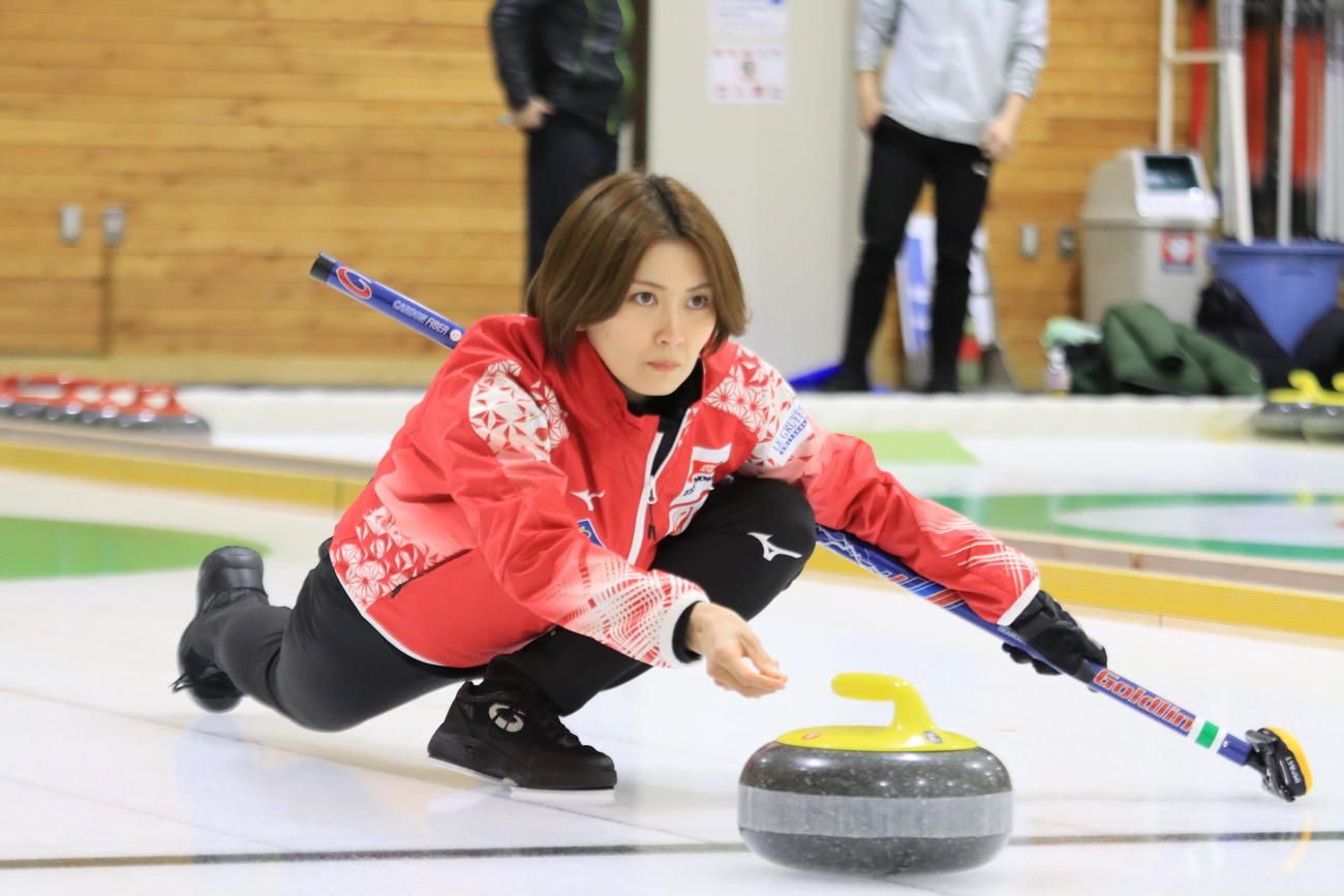 カーリング世界選手権に向けて練習する女子日本代表フォルティウスの吉村（撮影・保坂果那）