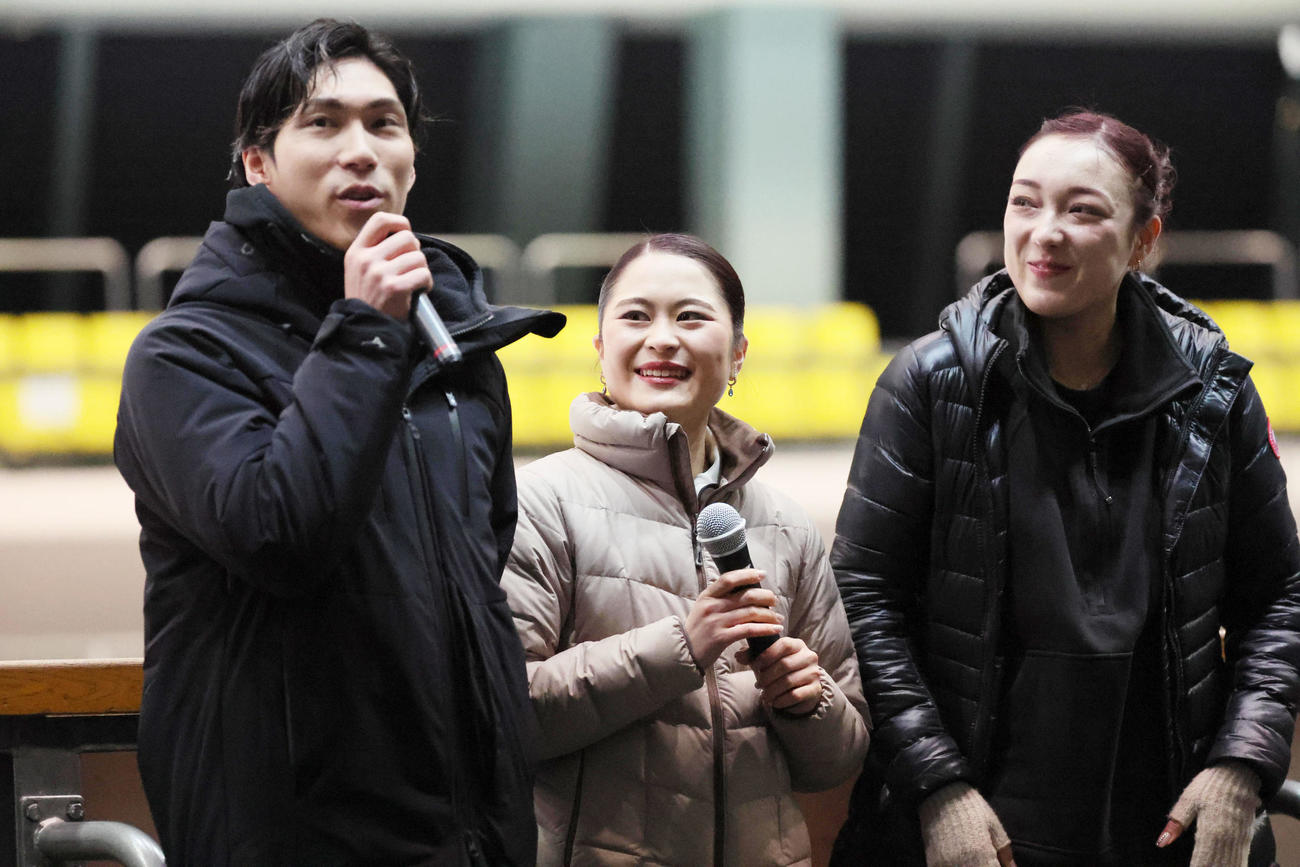 京都フィギュアスケートフェスティバル2025　オープニングでトークする、左から田中刑事、宮原知子、本郷理華（撮影・宮崎幸一）
