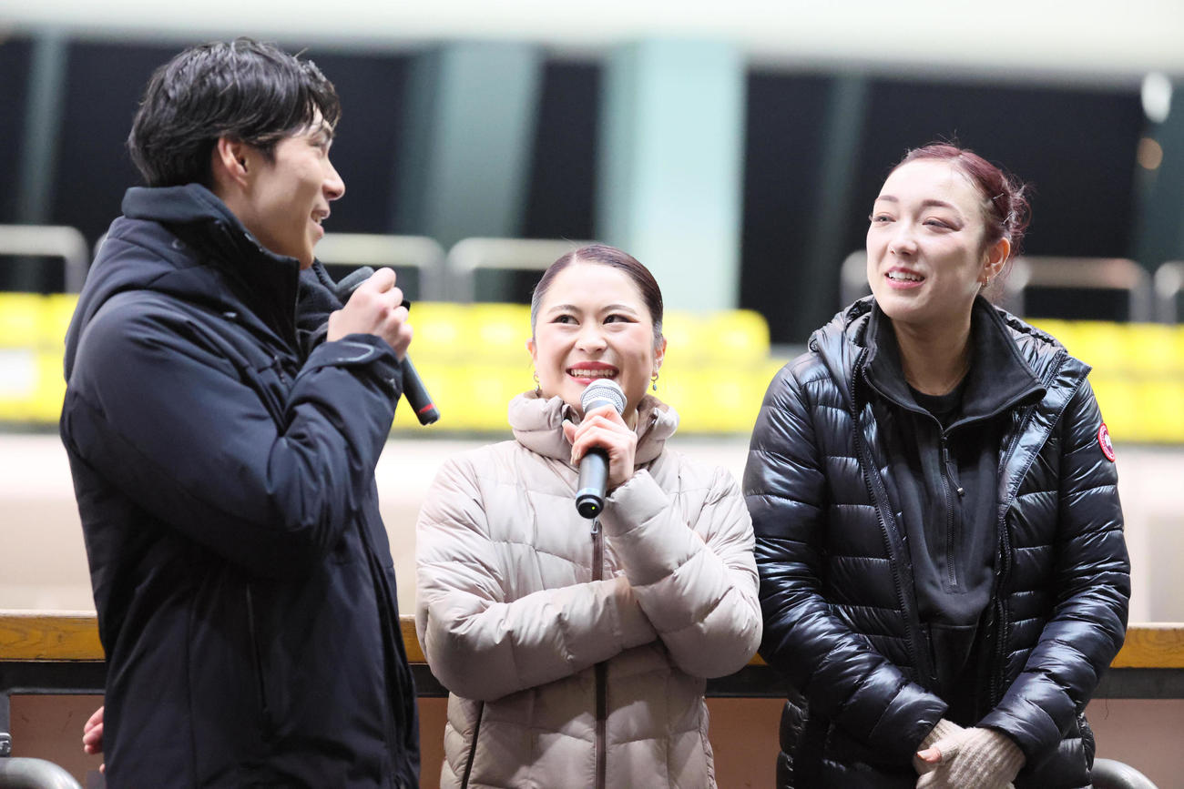京都フィギュアスケートフェスティバル2025　オープニングでトークする、左から田中刑事、宮原知子、本郷理華（撮影・宮崎幸一）
