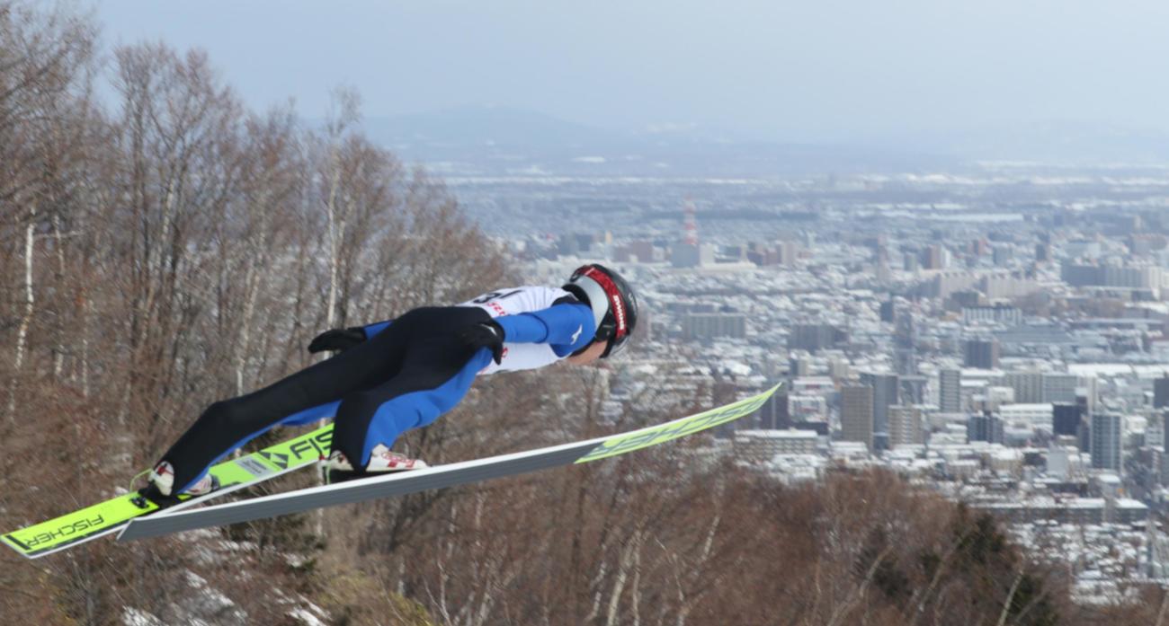 札幌の街並みに向かって飛躍する森（撮影・奥村晶治）