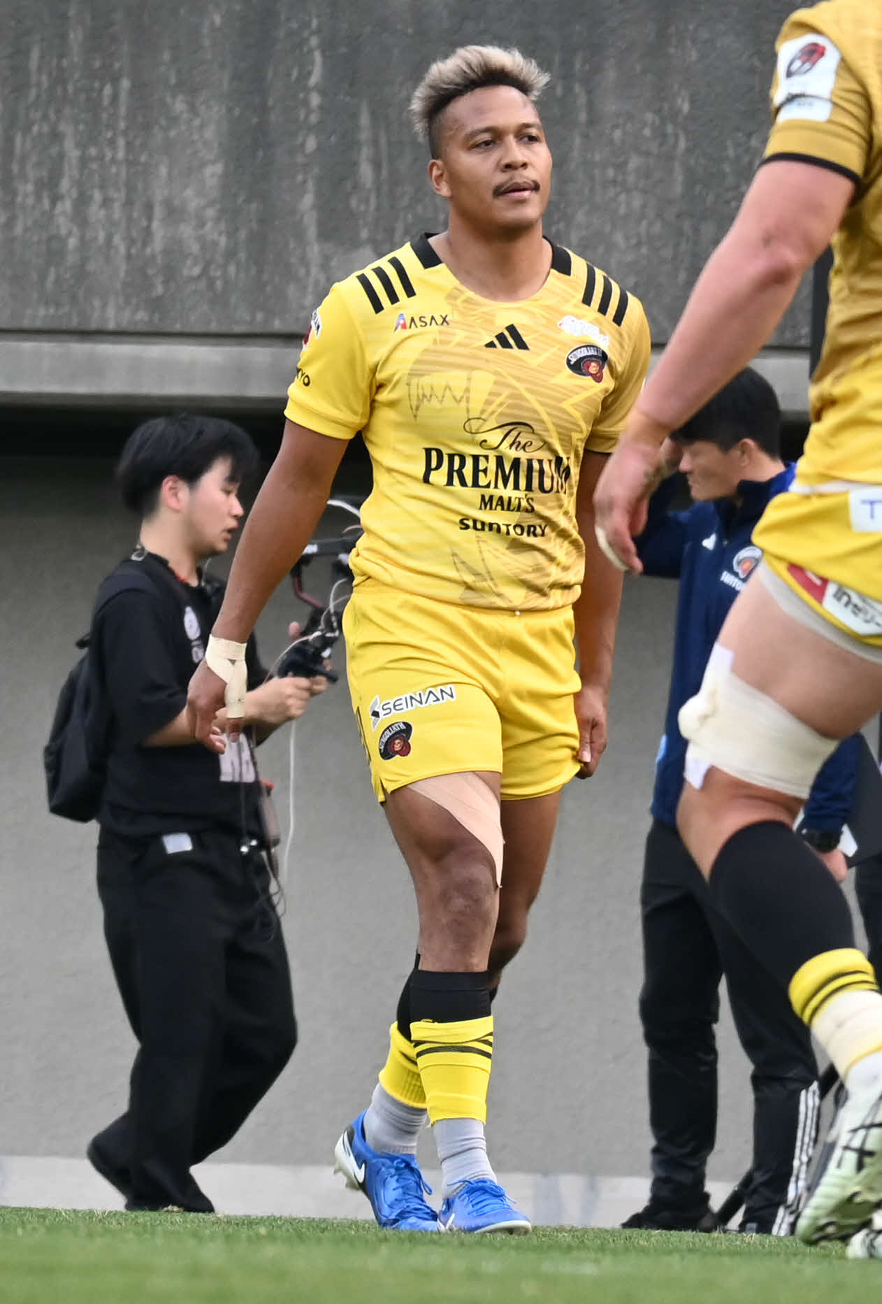 試合に敗れ悔しそうな表情の東京SG松島（撮影・飯岡大暉）