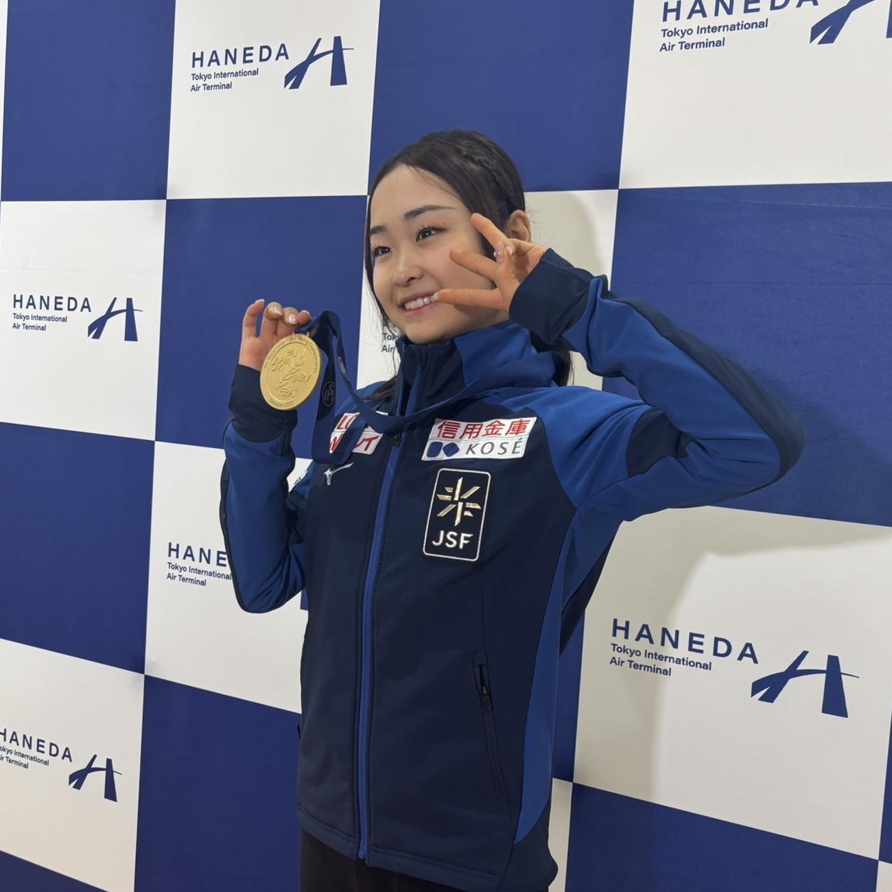帰国した島田麻央（撮影・勝部晃多）