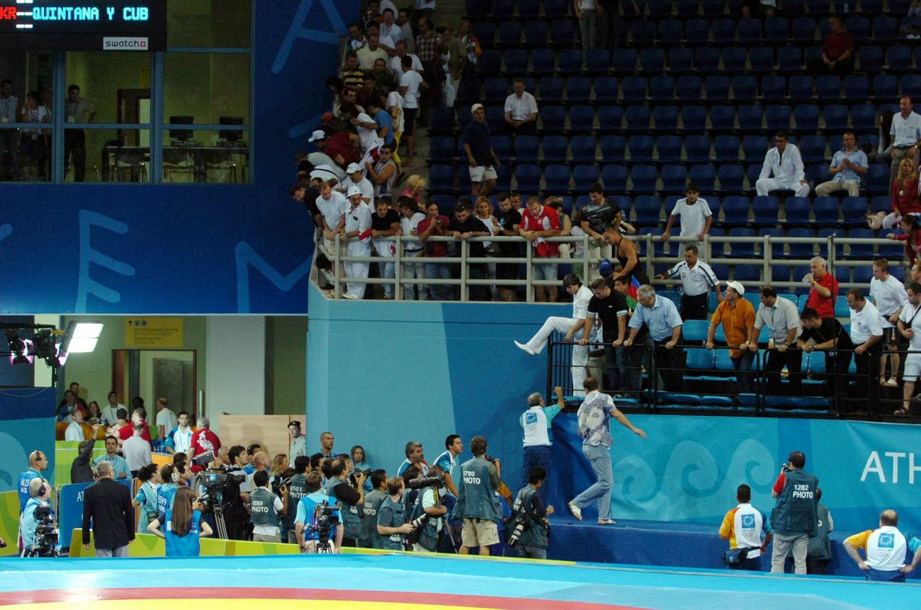 アテネ五輪・レスリング男子フリースタイル74キロ級決勝トーナメント1回戦　サイティエフ対ガイダロフ　負けたベラルーシのガイダロフとロシアのサイティエフが場外乱闘となり、会場の観客も乱入（2004年8月29日撮影）