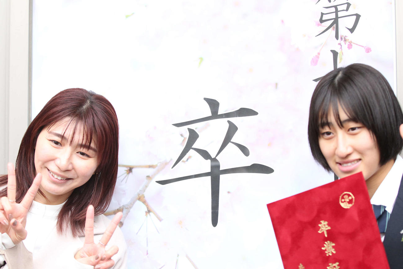 高校の卒業式に出席したバレーボール女子で世代屈指の秋本美空（18＝共栄学園、右）と母で12年ロンドン五輪銅の愛さん（旧姓大友）（撮影・沢田啓太郎）