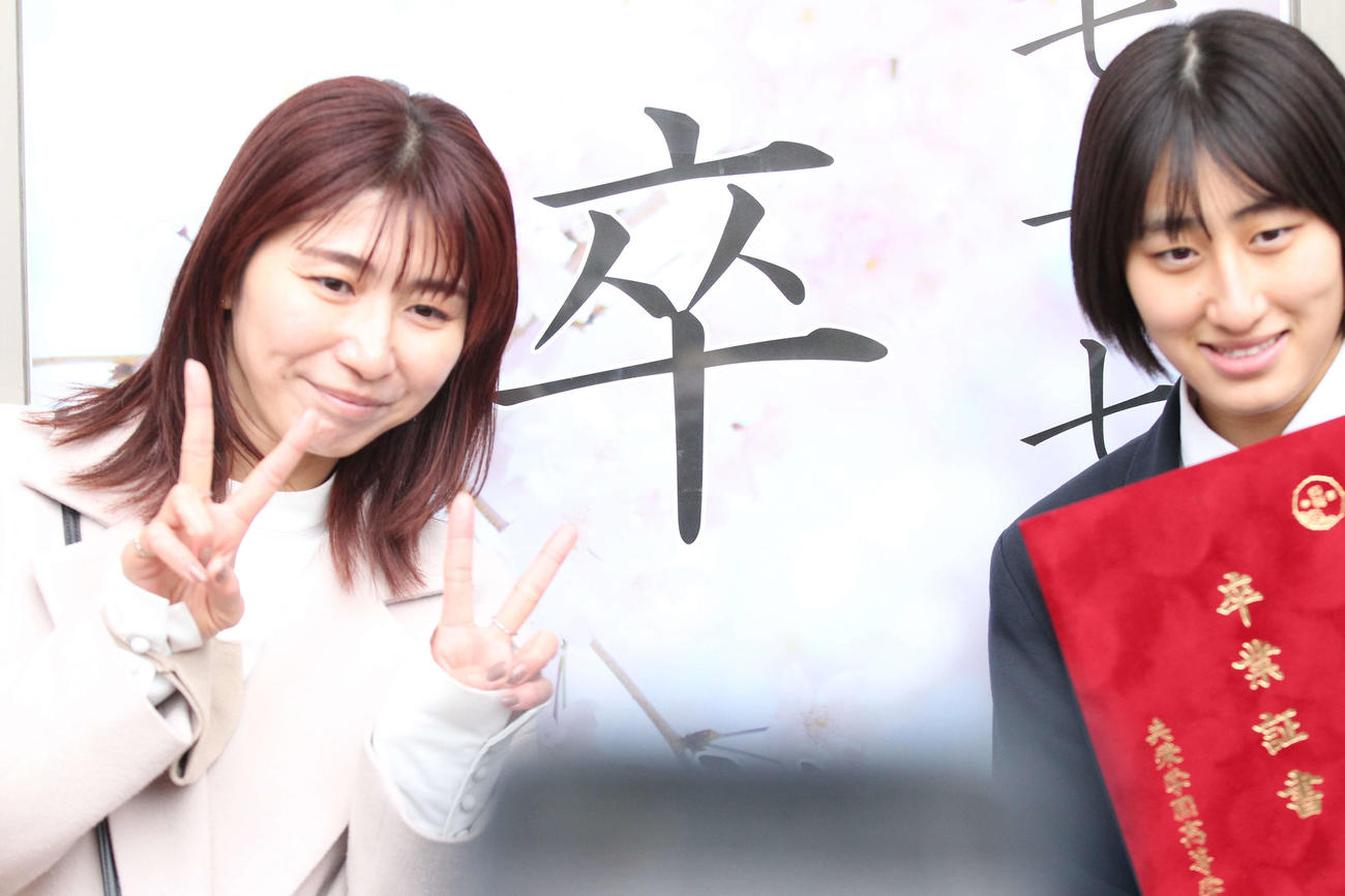 高校の卒業式に出席したバレーボール女子で世代屈指の秋本美空（18＝共栄学園、右）と母で12年ロンドン五輪銅の愛さん（旧姓大友）（撮影・沢田啓太郎）