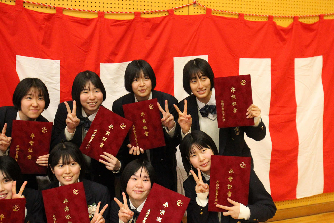 高校の卒業式に出席したバレーボール女子で世代屈指の秋本美空（18＝共栄学園、上列右）。バレーボール部の仲間と（撮影・沢田啓太郎）