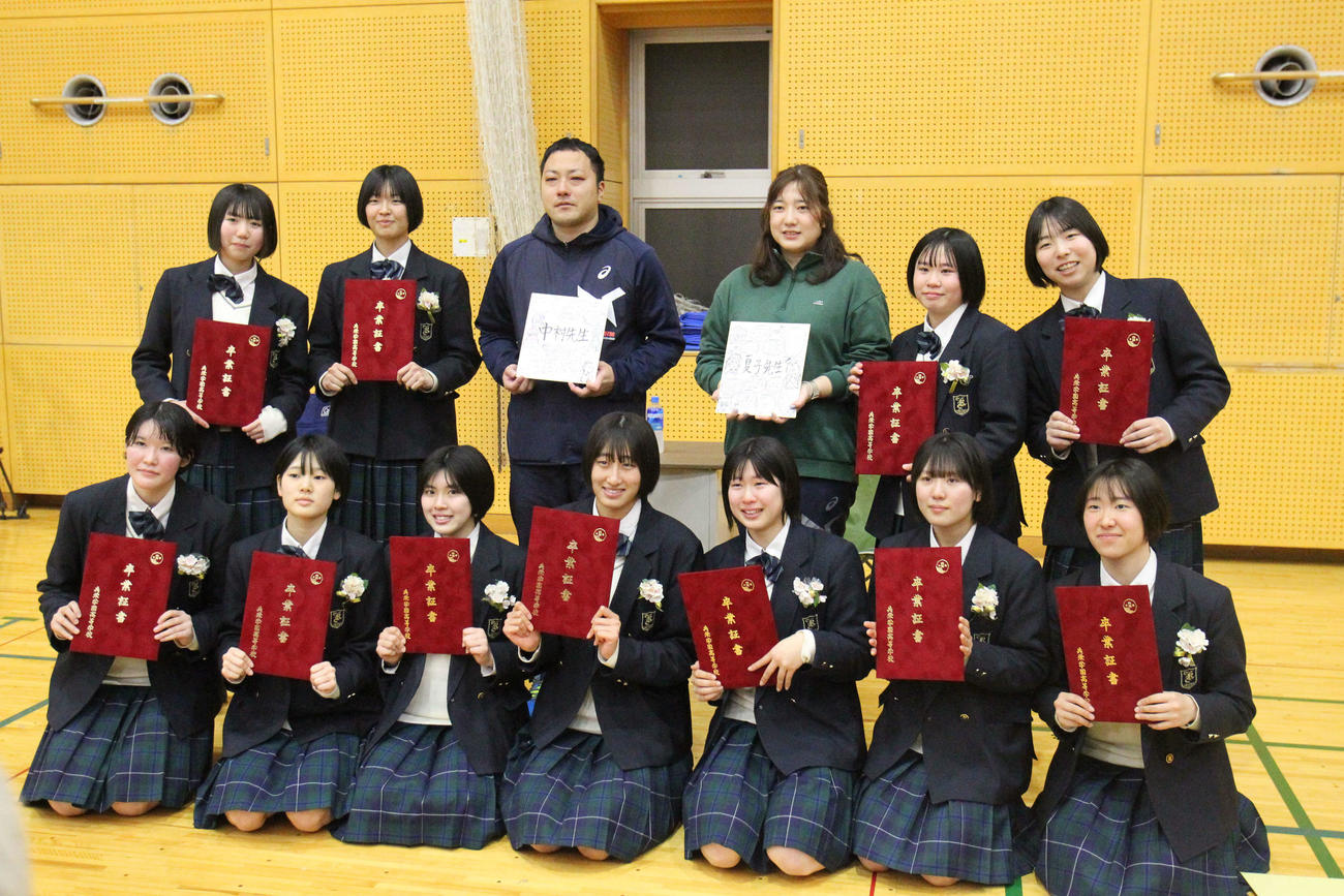 高校の卒業式に出席したバレーボール女子で世代屈指の秋本美空（18＝共栄学園、前列右から4人目）。バレーボール部の仲間と（撮影・沢田啓太郎）