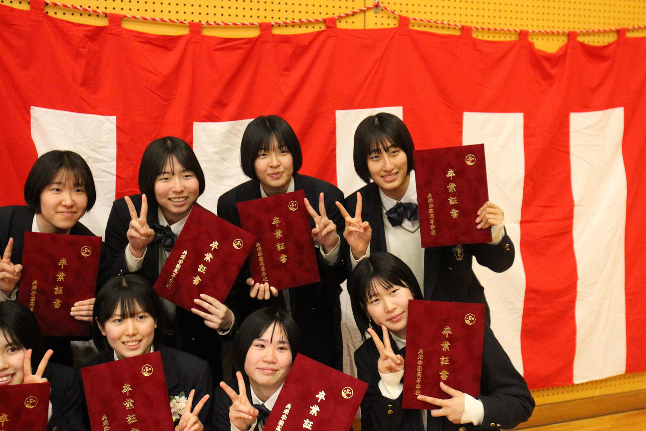 高校の卒業式に出席したバレーボール女子で世代屈指の秋本美空（18＝共栄学園、後列右）。バレーボール部の仲間と（撮影・沢田啓太郎）