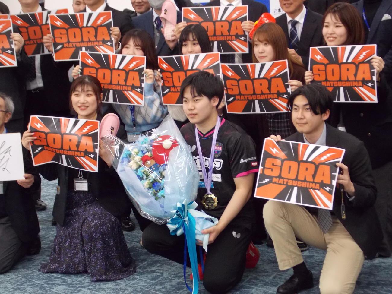 所属する木下グループ社員との交流イベントで、集合写真に納まる松島輝空（前列中央）（撮影・松本航）