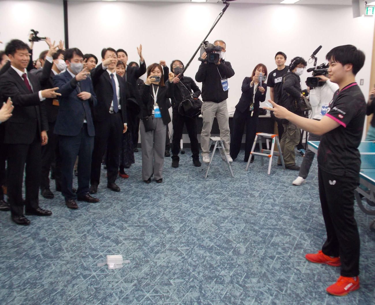 所属する木下グループ社員との交流イベントで、じゃんけんをする松島輝空（右）（撮影・松本航）
