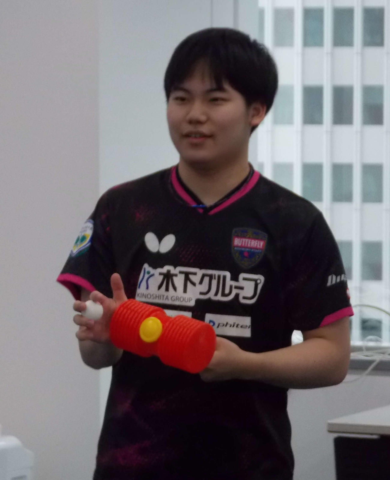 所属する木下グループ社員との交流イベントで、ピコピコハンマーでのラリー対決に臨む松島輝空（撮影・松本航）