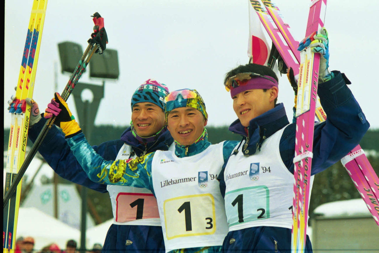 リレハンメル五輪ノルディック複合団体で金メダルに輝いた日本。左から河野、荻原健、阿部（1994年２月撮影）