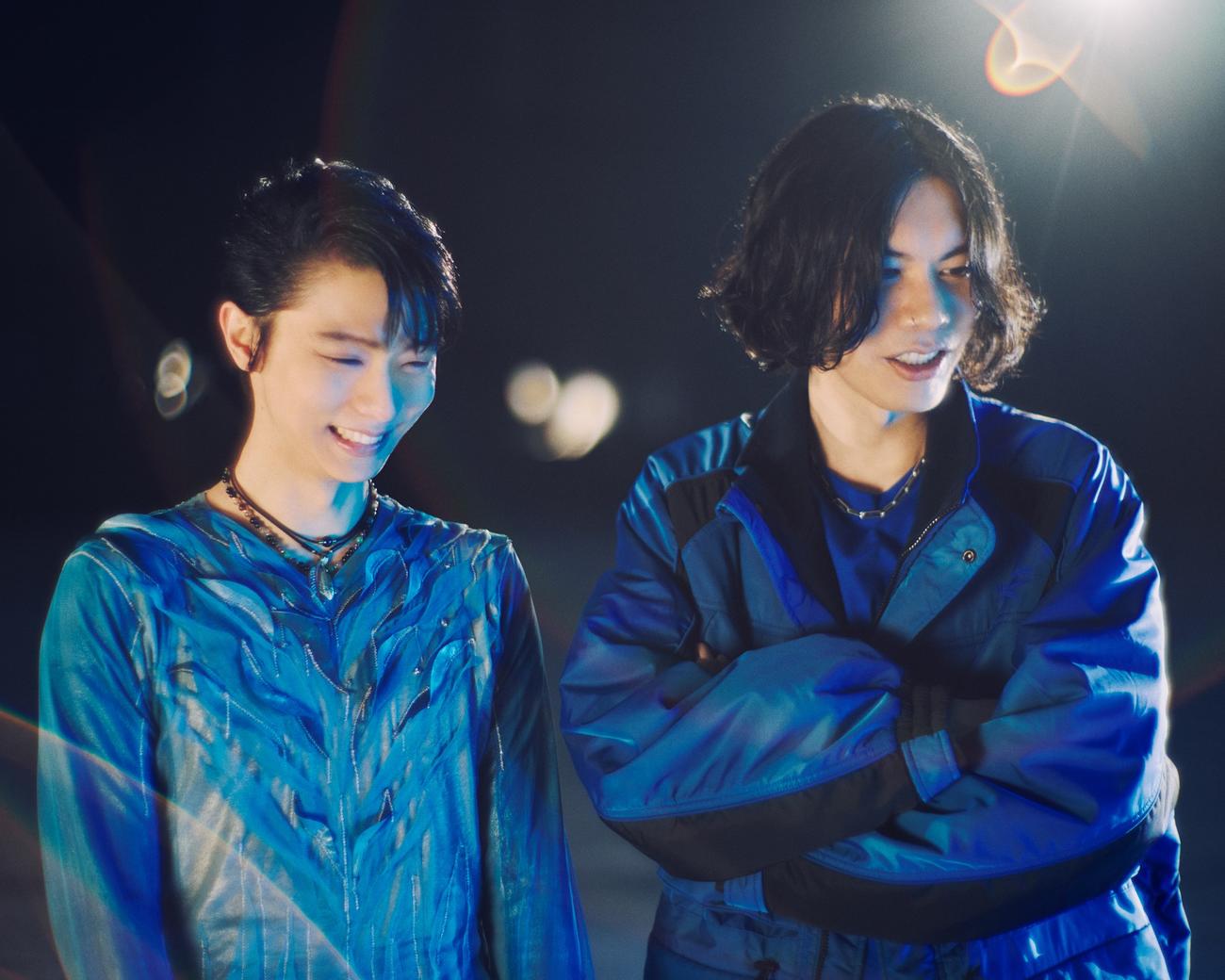 「BOW AND ARROW」のMVで特別コラボした羽生結弦さん（左）と米津玄師